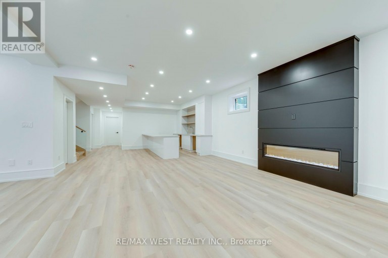 3 AMBER CRESCENT, Toronto (Maple Leaf), Ontario, M6L2R5