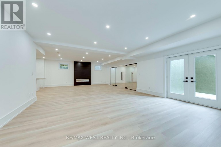 3 AMBER CRESCENT, Toronto (Maple Leaf), Ontario, M6L2R5