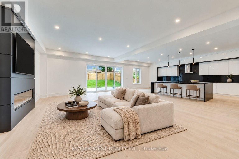 3 AMBER CRESCENT, Toronto (Maple Leaf), Ontario, M6L2R5