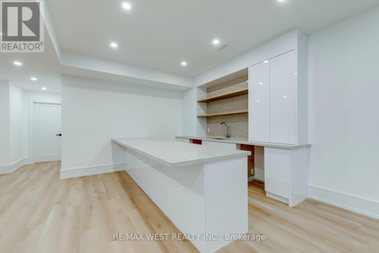 3 AMBER CRESCENT, Toronto (Maple Leaf), Ontario, M6L2R5