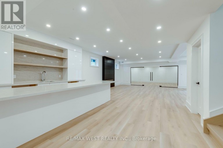 3 AMBER CRESCENT, Toronto (Maple Leaf), Ontario, M6L2R5