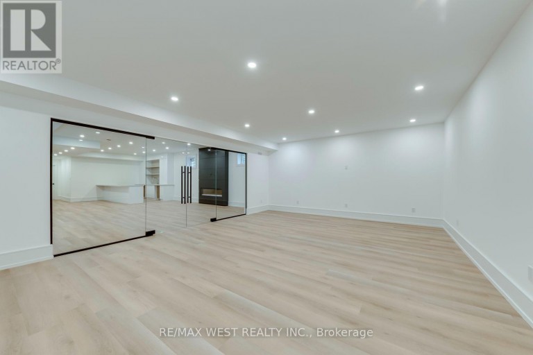 3 AMBER CRESCENT, Toronto (Maple Leaf), Ontario, M6L2R5