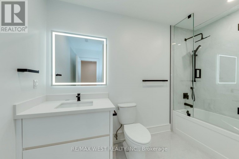 3 AMBER CRESCENT, Toronto (Maple Leaf), Ontario, M6L2R5