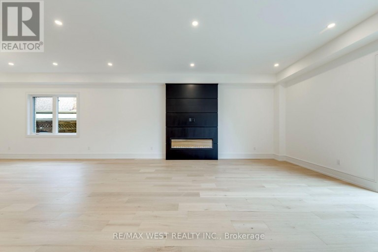 3 AMBER CRESCENT, Toronto (Maple Leaf), Ontario, M6L2R5