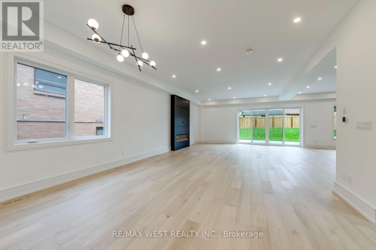 3 AMBER CRESCENT, Toronto (Maple Leaf), Ontario, M6L2R5