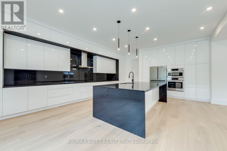 3 AMBER CRESCENT, Toronto (Maple Leaf), Ontario, M6L2R5