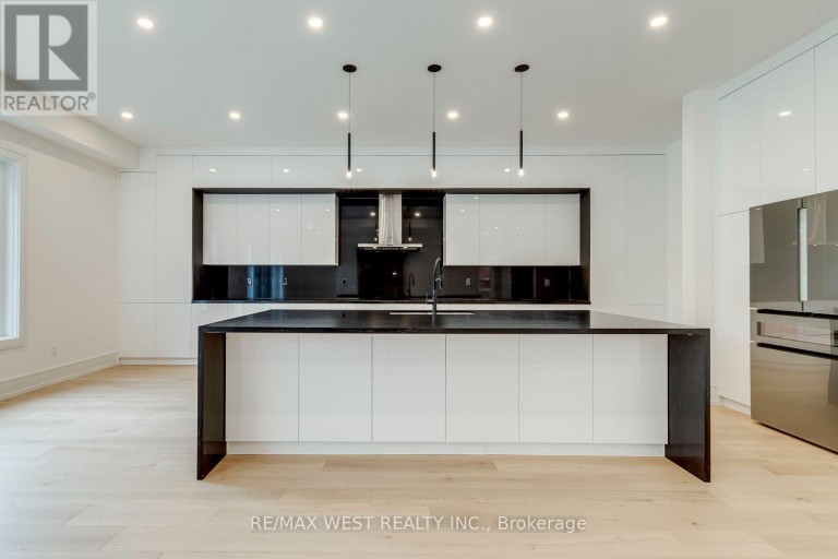 3 AMBER CRESCENT, Toronto (Maple Leaf), Ontario, M6L2R5