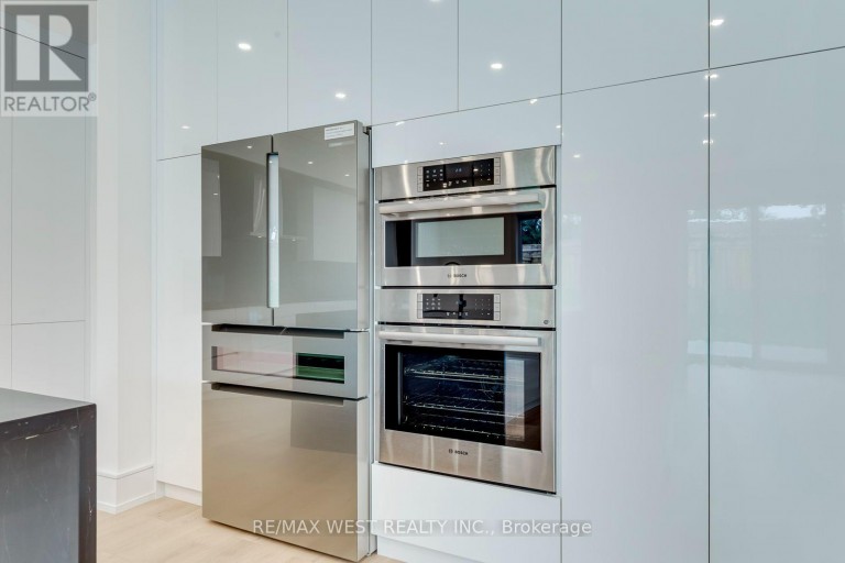 3 AMBER CRESCENT, Toronto (Maple Leaf), Ontario, M6L2R5