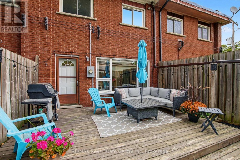 9 GREENBROOK DRIVE, Kitchener, Ontario, N2M4J5