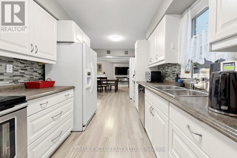 24 REDHEUGH CRESCENT, Toronto (Steeles), Ontario, M1W3C3