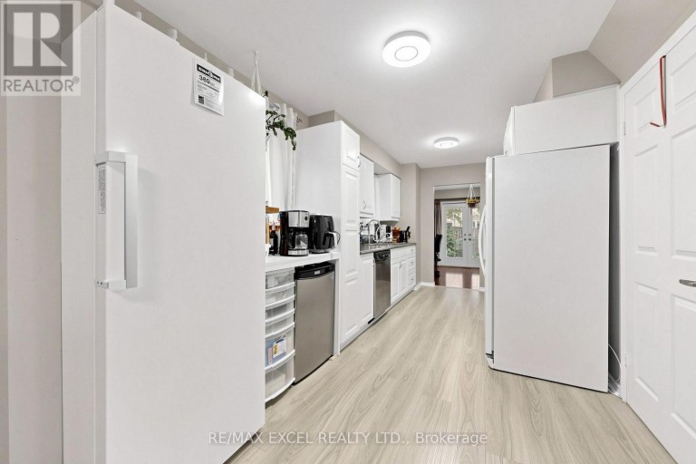 24 REDHEUGH CRESCENT, Toronto (Steeles), Ontario, M1W3C3