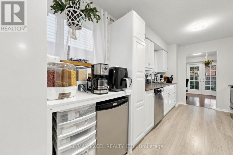 24 REDHEUGH CRESCENT, Toronto (Steeles), Ontario, M1W3C3