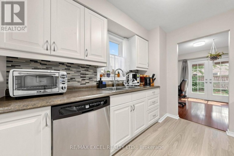 24 REDHEUGH CRESCENT, Toronto (Steeles), Ontario, M1W3C3