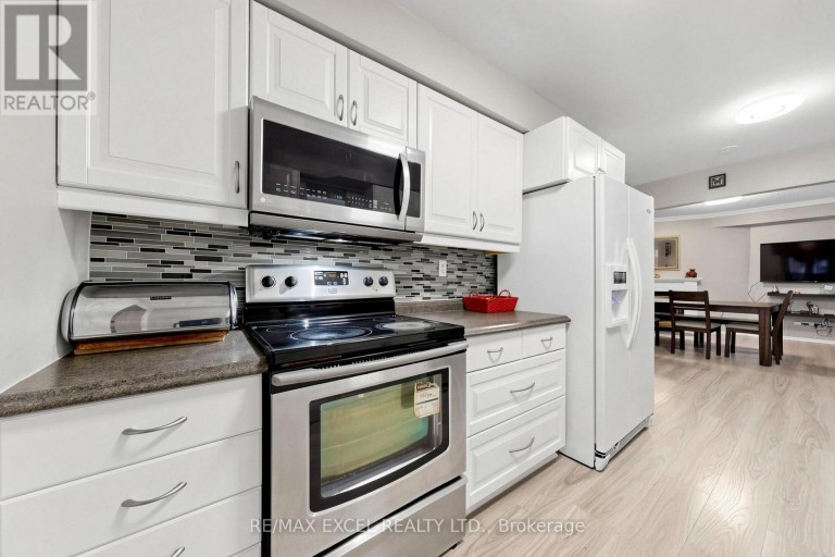 24 REDHEUGH CRESCENT, Toronto (Steeles), Ontario, M1W3C3