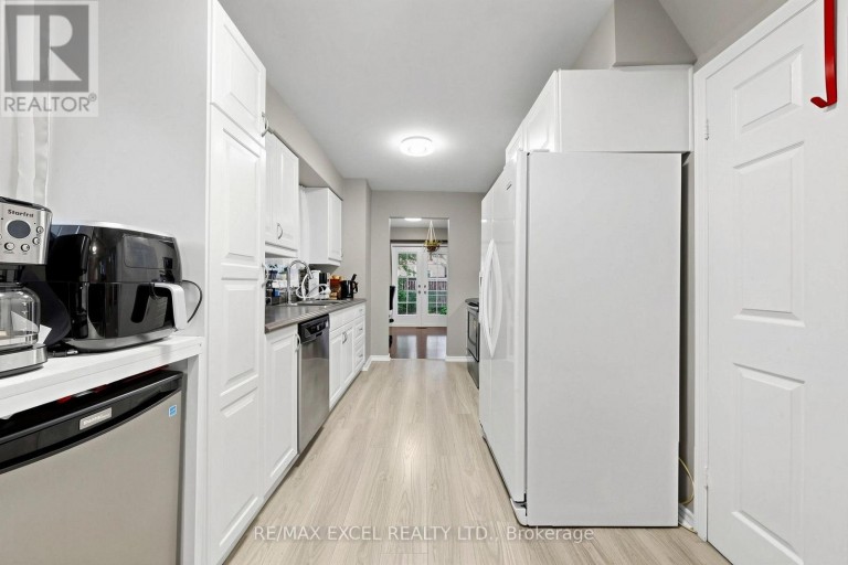 24 REDHEUGH CRESCENT, Toronto (Steeles), Ontario, M1W3C3