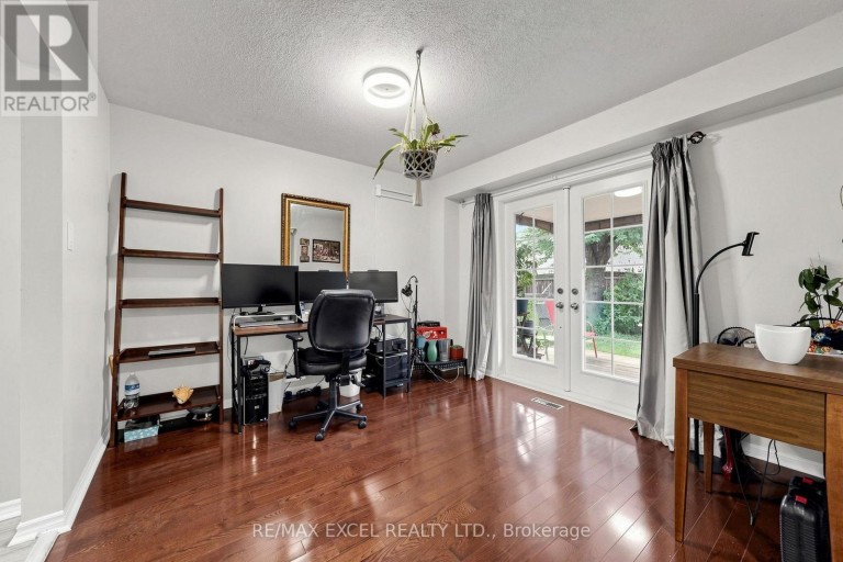 24 REDHEUGH CRESCENT, Toronto (Steeles), Ontario, M1W3C3