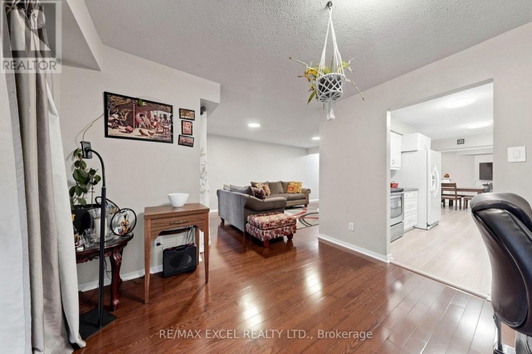 24 REDHEUGH CRESCENT, Toronto (Steeles), Ontario, M1W3C3