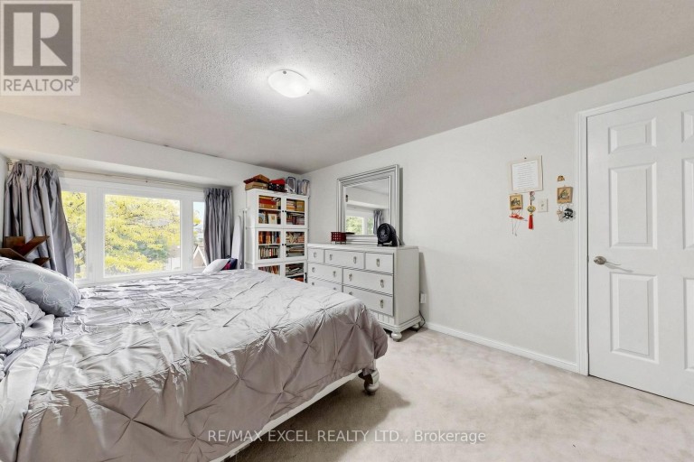 24 REDHEUGH CRESCENT, Toronto (Steeles), Ontario, M1W3C3