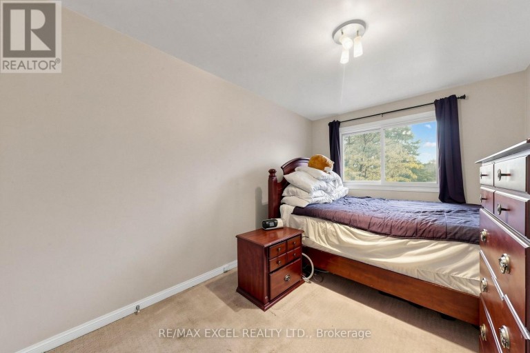 24 REDHEUGH CRESCENT, Toronto (Steeles), Ontario, M1W3C3