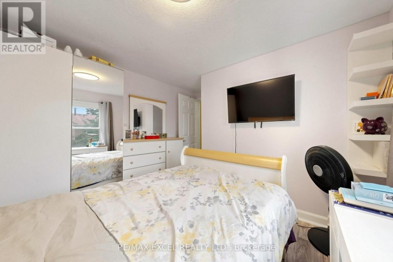 24 REDHEUGH CRESCENT, Toronto (Steeles), Ontario, M1W3C3