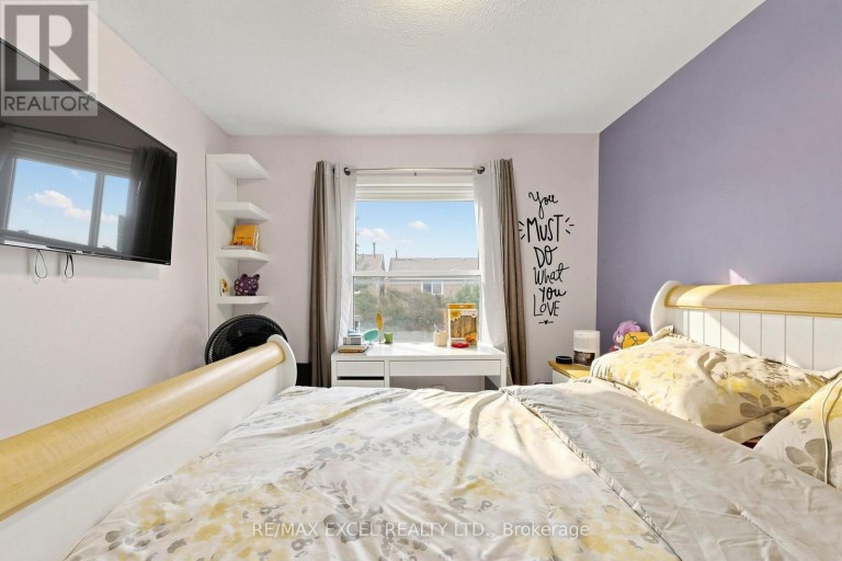 24 REDHEUGH CRESCENT, Toronto (Steeles), Ontario, M1W3C3