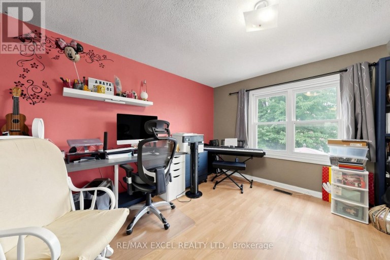 24 REDHEUGH CRESCENT, Toronto (Steeles), Ontario, M1W3C3