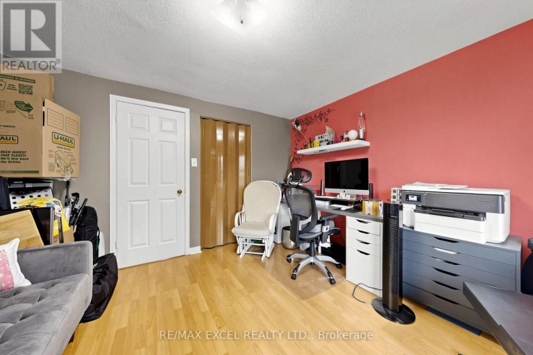 24 REDHEUGH CRESCENT, Toronto (Steeles), Ontario, M1W3C3