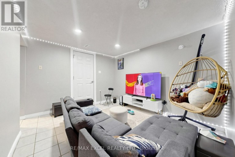 24 REDHEUGH CRESCENT, Toronto (Steeles), Ontario, M1W3C3