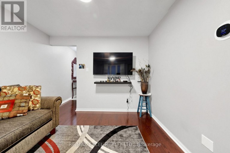 24 REDHEUGH CRESCENT, Toronto (Steeles), Ontario, M1W3C3