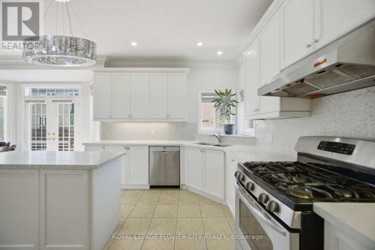 4 CASTLE MOUNTAIN DRIVE, Brampton (Sandringham-Wellington), Ontario, L6R2Y1