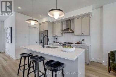 4 - 3090 PETTY ROAD London South (South V) Ontario photo 15