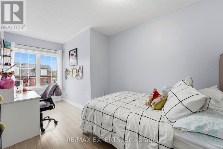 5 PARROTTA DRIVE, Toronto (Humberlea-Pelmo Park), Ontario, M9M0B4