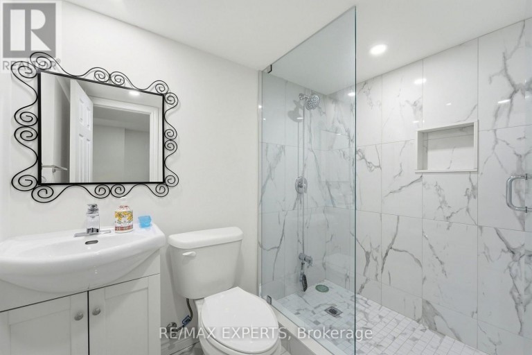 5 PARROTTA DRIVE, Toronto (Humberlea-Pelmo Park), Ontario, M9M0B4