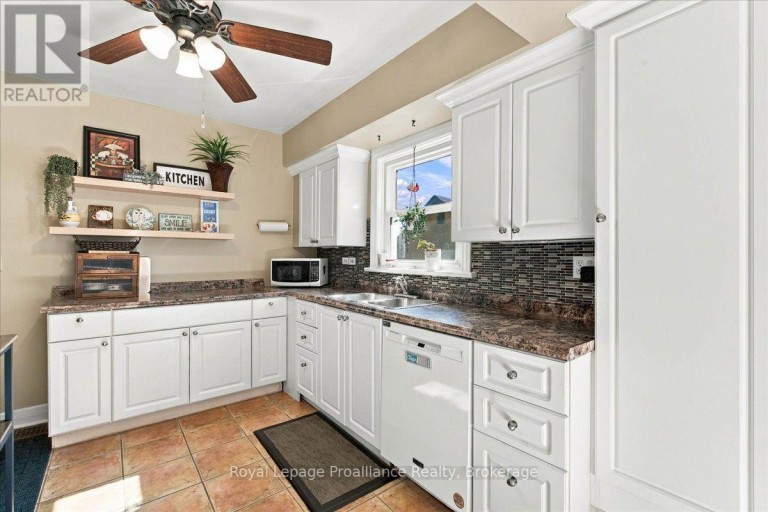 93 BAY DRIVE, Belleville (Belleville Ward), Ontario, K8N1B4