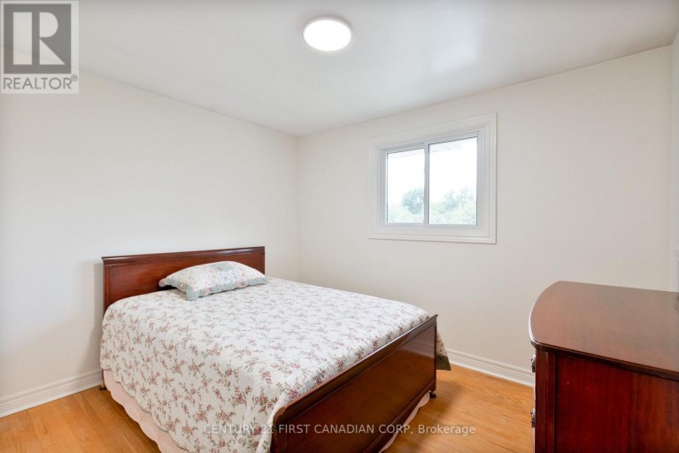 135 DOWNING CRESCENT, London South (South S), Ontario, N6C3C7
