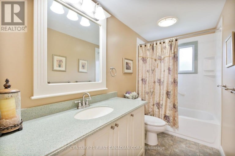 135 DOWNING CRESCENT, London South (South S), Ontario, N6C3C7