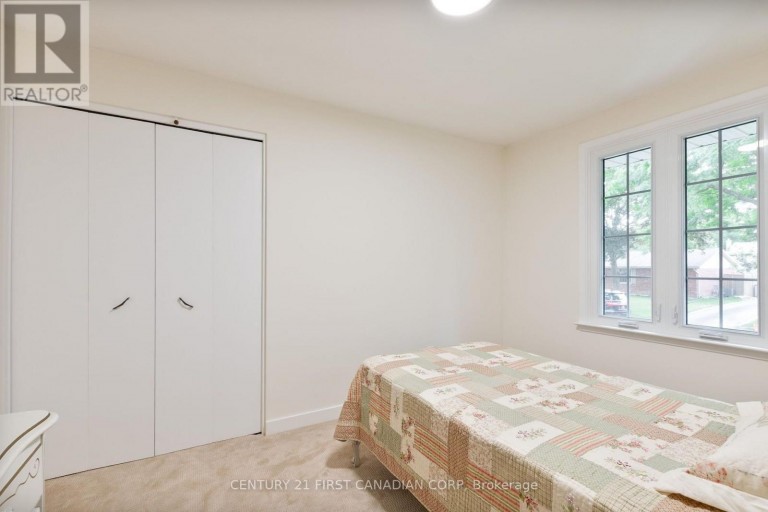 135 DOWNING CRESCENT, London South (South S), Ontario, N6C3C7