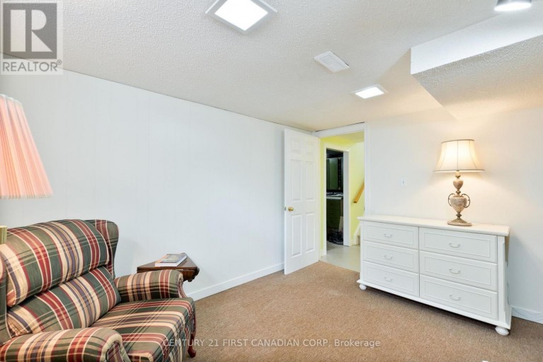 135 DOWNING CRESCENT, London South (South S), Ontario, N6C3C7