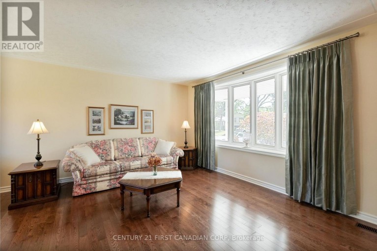 135 DOWNING CRESCENT, London South (South S), Ontario, N6C3C7