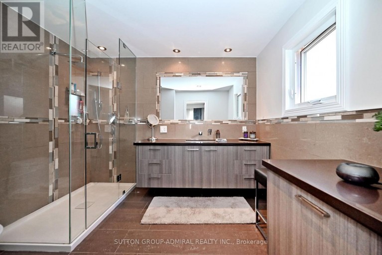 62 CASTLEHILL ROAD, Vaughan (Maple), Ontario, L6A1N8