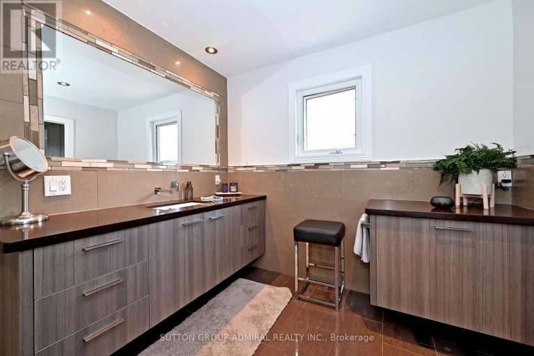 62 CASTLEHILL ROAD, Vaughan (Maple), Ontario, L6A1N8