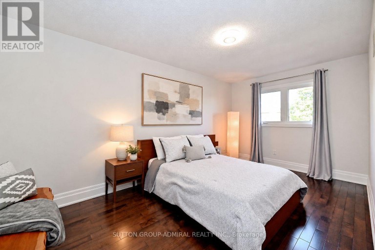 62 CASTLEHILL ROAD, Vaughan (Maple), Ontario, L6A1N8