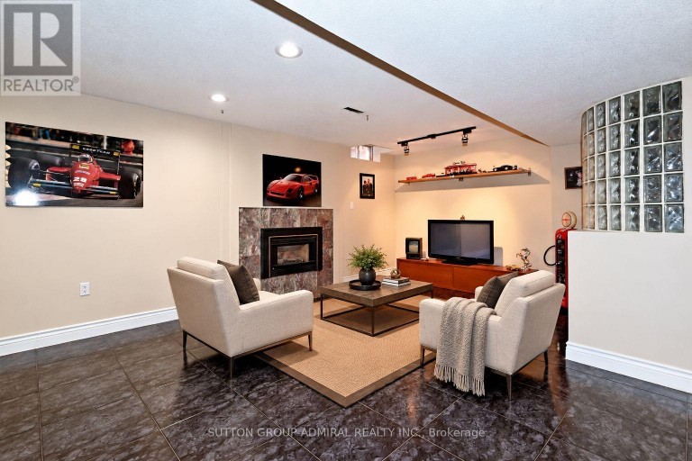 62 CASTLEHILL ROAD, Vaughan (Maple), Ontario, L6A1N8