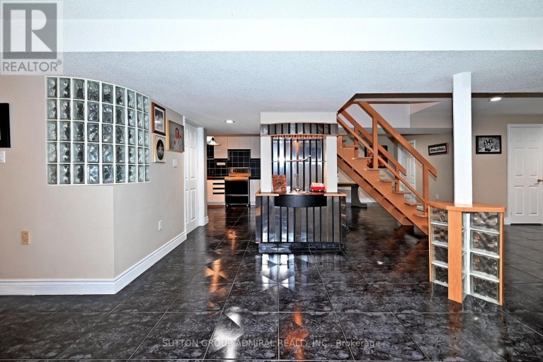 62 CASTLEHILL ROAD, Vaughan (Maple), Ontario, L6A1N8