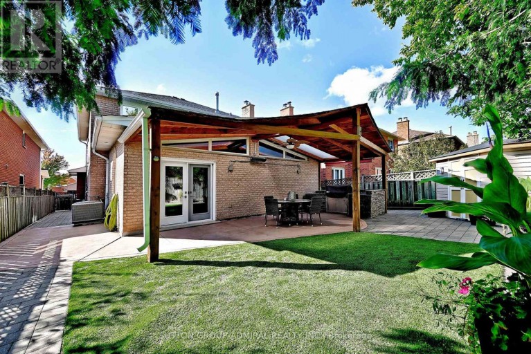 62 CASTLEHILL ROAD, Vaughan (Maple), Ontario, L6A1N8