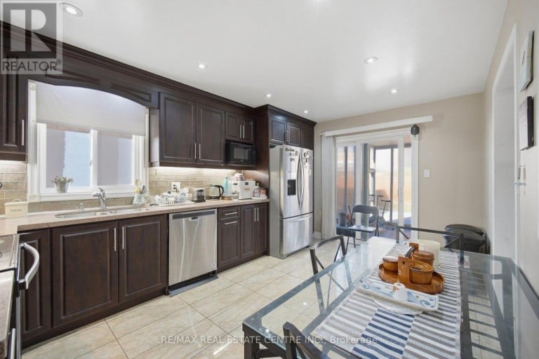 22 FAYWOOD DRIVE, Brampton (Fletcher's West), Ontario, L6Y4K3