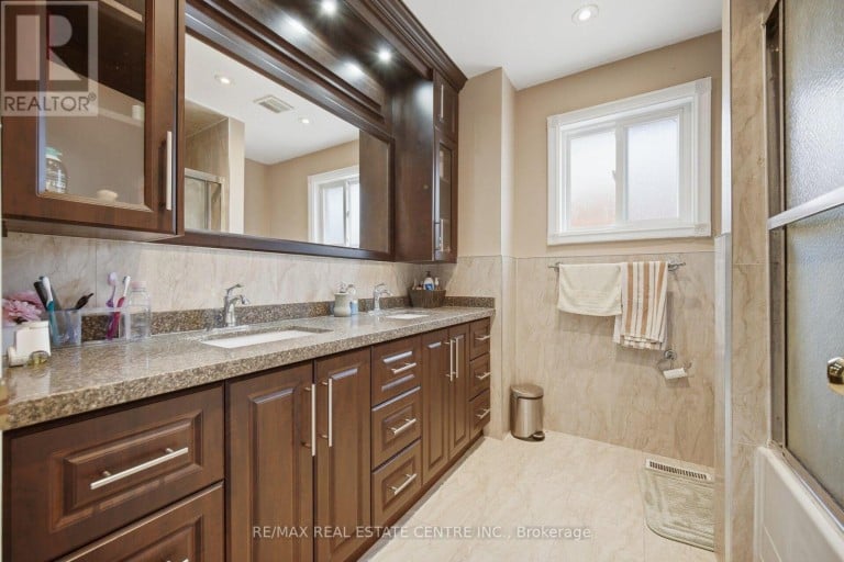22 FAYWOOD DRIVE, Brampton (Fletcher's West), Ontario, L6Y4K3