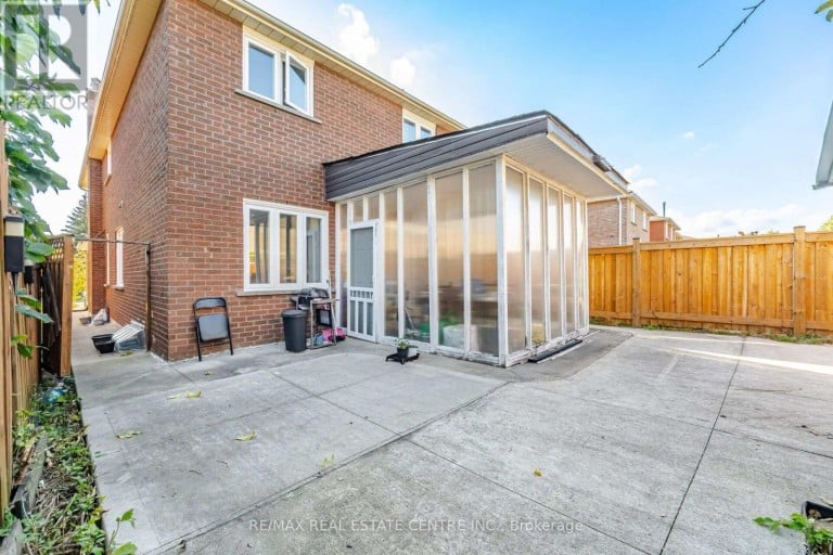 22 FAYWOOD DRIVE, Brampton (Fletcher's West), Ontario, L6Y4K3