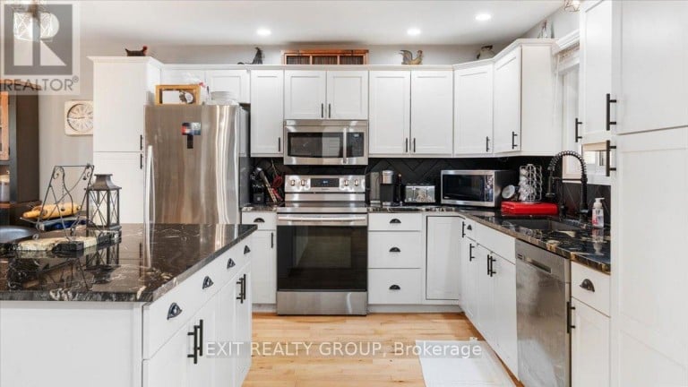 44 HILLCREST DRIVE, Quinte West (Murray Ward), Ontario, K8V0M6