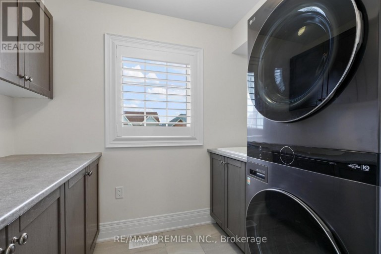 28 SAMUEL CRESCENT, Springwater (Centre Vespra), Ontario, L9X0S3